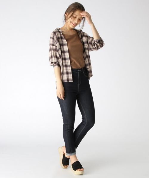 mysty woman（ミスティウーマン）の「リブ2WAYタンクトップ（トップス・オフホワイト/ブラック/ブラウン/ラベンダー）」の8枚目の写真