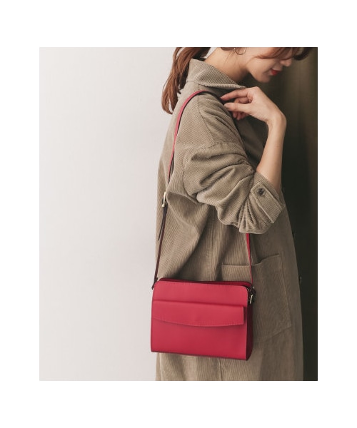 URBAN RESEARCH DOORS(アーバンリサーチドアーズ)の「MARCO BIANCHINI スクエアショルダーバッグ(バッグ・レディース・L130 レッド/L128 キャメル/L235 カーキ/P218 ブラック・one)」の1枚目の写真