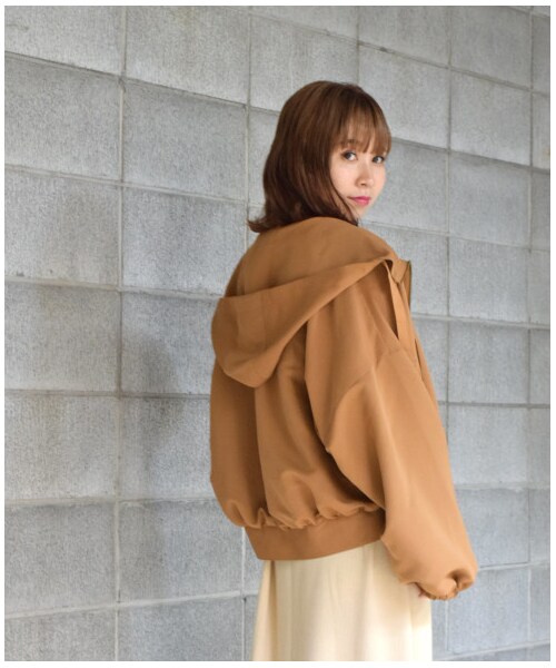 w closet（ダブルクローゼット）の「フード付きドロップショルダーワイドブルゾン（ジャケット/アウター・レディース・キャメル/カーキ・FREE）」の12枚目の写真