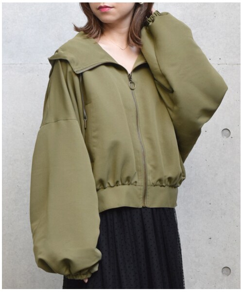 w closet（ダブルクローゼット）の「フード付きドロップショルダーワイドブルゾン（ジャケット/アウター・レディース・キャメル/カーキ・FREE）」の4枚目の写真