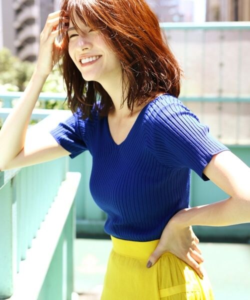 BABYLONE（バビロン）の「16GリブニットVネックPO（トップス・ブラック/ボルドー/キャメル/ブルー）」の4枚目の写真