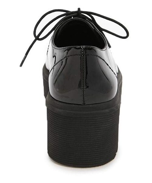 FOREVER 21(フォーエバー トゥエンティーワン)の「Forever 21 Faux Patent Leather Shoes(シューズ・レディース・White/Black/Red・7/7.5/8/9/10/6)」の5枚目の写真