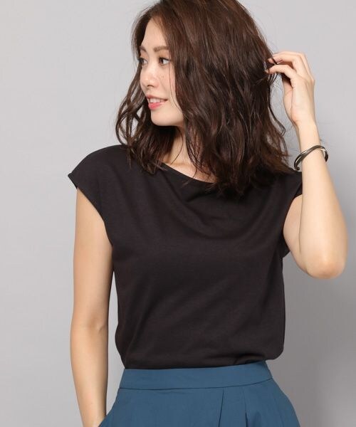 Andemiu（アンデミュウ）の「ボートネックカットソー≪汗ジミ軽減≫（トップス・オフホワイト/ブラック/テラコッタ/キャメル）」の2枚目の写真