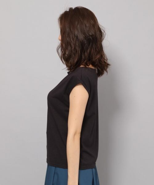 Andemiu（アンデミュウ）の「ボートネックカットソー≪汗ジミ軽減≫（トップス・オフホワイト/ブラック/テラコッタ/キャメル）」の7枚目の写真