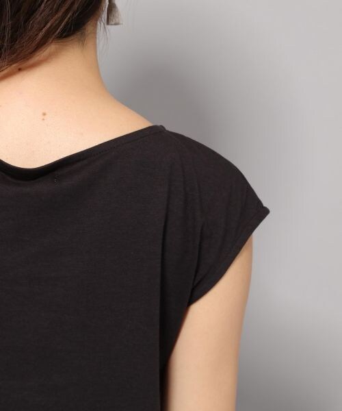 Andemiu（アンデミュウ）の「ボートネックカットソー≪汗ジミ軽減≫（トップス・オフホワイト/ブラック/テラコッタ/キャメル）」の12枚目の写真