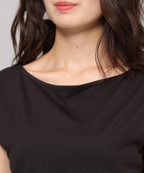 Andemiu（アンデミュウ）の「ボートネックカットソー≪汗ジミ軽減≫（トップス・オフホワイト/ブラック/テラコッタ/キャメル）」の9枚目の写真