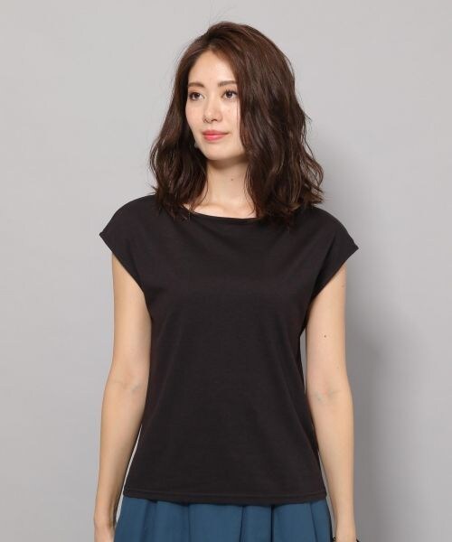 Andemiu（アンデミュウ）の「ボートネックカットソー≪汗ジミ軽減≫（トップス・オフホワイト/ブラック/テラコッタ/キャメル）」の6枚目の写真