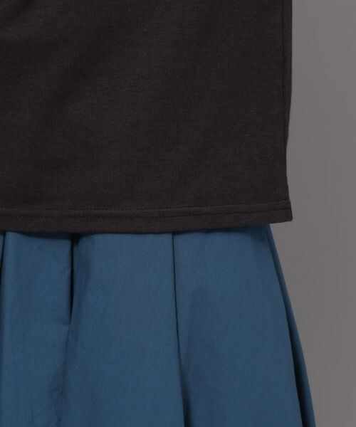 Andemiu（アンデミュウ）の「ボートネックカットソー≪汗ジミ軽減≫（トップス・オフホワイト/ブラック/テラコッタ/キャメル）」の11枚目の写真