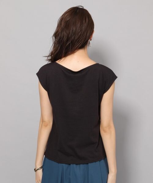 Andemiu（アンデミュウ）の「ボートネックカットソー≪汗ジミ軽減≫（トップス・オフホワイト/ブラック/テラコッタ/キャメル）」の8枚目の写真