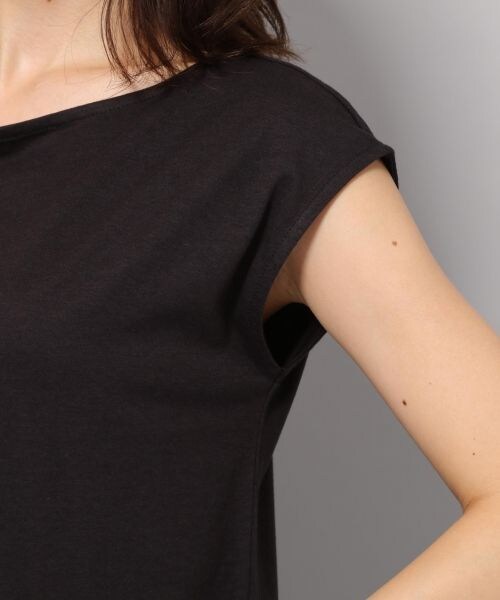 Andemiu（アンデミュウ）の「ボートネックカットソー≪汗ジミ軽減≫（トップス・オフホワイト/ブラック/テラコッタ/キャメル）」の10枚目の写真