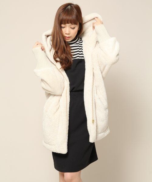 JEANASIS(ジーナシス)の「ボアフードZIPコート(ジャケット/アウター・レディース・ブラック/ライトベージュ・FREE)」の2枚目の写真