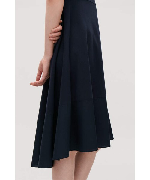 COS(コス)の「Cos PANELLED JERSEY DRESS(ワンピース・レディース・Navy・S/M/L)」の3枚目の写真