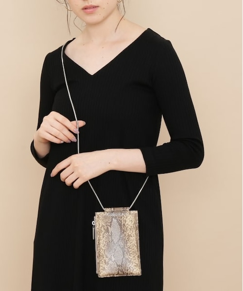 ADAM ET ROPE'（アダムエロペ）の「ジップポーチ付き携帯ポシェット（バッグ・レディース・ブラック/ブラック系2/ダークブラウン・F）」の2枚目の写真