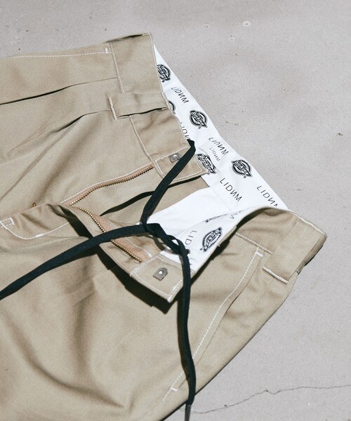 LIDNM（リドム）の「Dickies × LIDNM テーパードステッチパンツ【ベージュ】（チノパンツ・メンズ・ベージュ・S.M.L）」の14枚目の写真