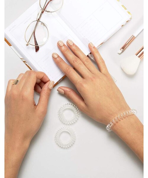 clear(クリア)の「Invisibobble Power Strong Hair Tie - Crystal Clear(ヘアアクセサリー・レディース・Crystal clear・One Size)」の3枚目の写真