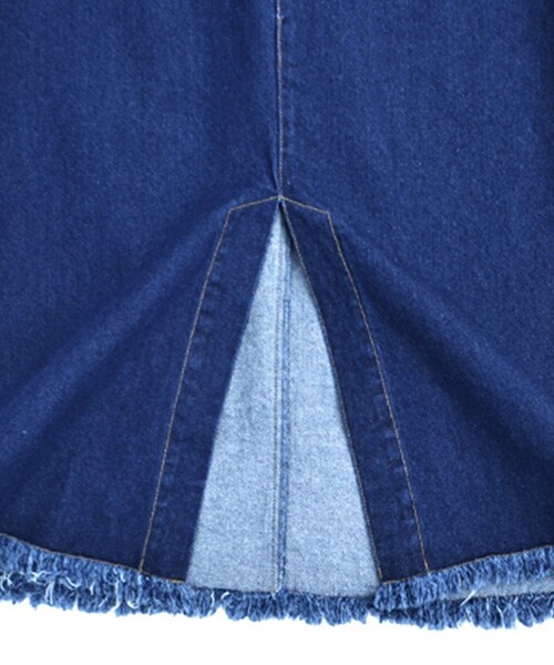 Tiffee SELECT（ティフィーセレクト）の「フロントスリット裾フリンジカット台形ロングデニムスカート（デニムスカート・レディース・ブルー・F）」の3枚目の写真