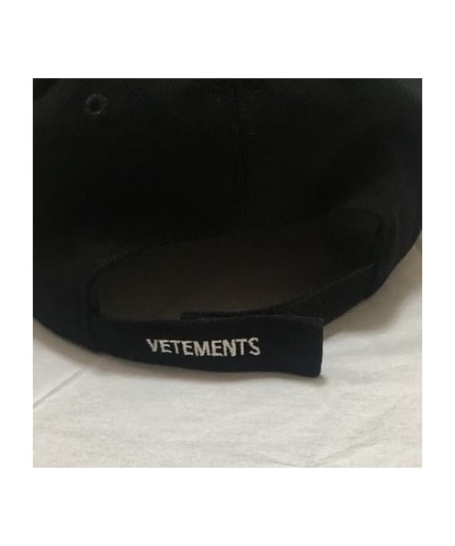 【関税込み】VETEMENTS ブラック デストロイド ロゴ キャップ VETEMENTS (ヴェトモン) BLACKOUT LOGO CAP / BLACK | Detail