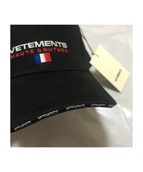 【関税込み】VETEMENTS ブラック デストロイド ロゴ キャップ 26789020_56470979_1000.jpg