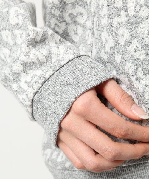 LEPSIM（レプシィム）の「【セール除外】アラビキモクジャガードウラケプルオーバー（トップス・レディース・ヒョウ/ハナ/キカガク/ドット・FREE SIZE）」の11枚目の写真