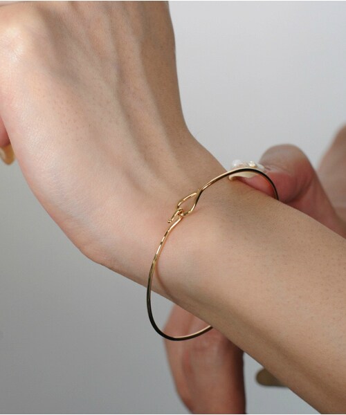 les desseins de DIEU（レデッサンドゥデュー）の「レ デッサン ドゥ デュー 913 ファイン ゴールド フック 金線 バングル 1.2ミリ ダイヤ無し（バングル/リストバンド・レディース・ゴールド・16.5cm）」の3枚目の写真