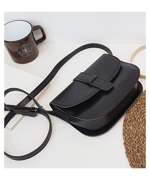 Dailyabout（デイリーアバウト）の「ストラップポイントフェイクレザーショルダーバッグ（ショルダーバッグ・レディース・ベージュ/ブラック・FREE）」の2枚目の写真