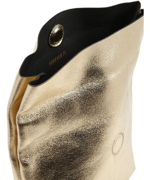 FOREVER 21(フォーエバー トゥエンティーワン)の「Forever 21 Metallic Foldover Clutch(クラッチバッグ・レディース・Gold・One Size)」の2枚目の写真