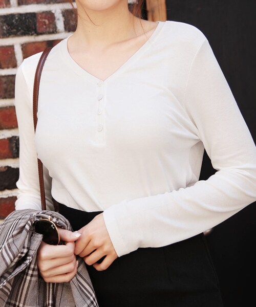 DHOLIC（ディーホリック）の「ボタンVネックTシャツ（Tシャツ/カットソー・レディース・ブラック/ホワイト/グレー/ベージュ/グリーン・FREE）」の2枚目の写真