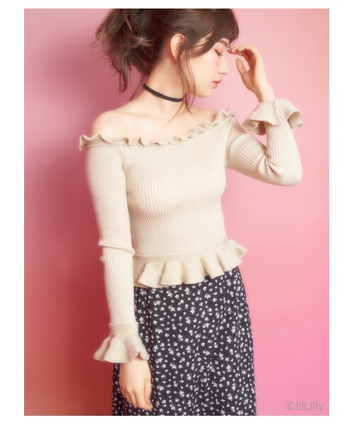 lilLilly（リルリリー）の「フリルオフショルニット（トップス・レディース・BEIGE/KAHKI/BLACK・FREE）」の2枚目の写真