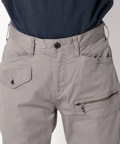 AVIREX(アヴィレックス)の「AVIREX/アヴィレックス/ストレッチ ドビー パンツ/STRETCH DOBBY PANT(パンツ・メンズ・WHITE/OLIVE/D/GREY/ORANGE/BEIGE/BLACK/RENGA/MOCCA/WHT/CAMO II/CAMO/BRN/CAMO・WHITE/S (再入荷メール受付中)/WHITE/M (販売中)/WHITE/L (残りわずか)/WHITE/XL (再入荷メール受付中)/WHITE/XXL (残り1点)/BLACK/S (残り1点)/BLACK/M (残りわずか)/BLACK/L (残り1点)/BLACK/XL (残り1点)/BLACK/XXL (残り1点)/D/GREY/S (販売中)/D/GREY/M (再入荷メール受付中)/D/GREY/L (再入荷メール受付中)/D/GREY/XL (再入荷メール受付中)/D/GREY/XXL (販売中)/ORANGE/S (残りわずか)/ORANGE/M (販売中)/ORANGE/L (販売中)/ORANGE/XL (残りわずか)/ORANGE/XXL (残り1点)/RENGA/S (残り1点)/RENGA/M (残りわずか)/RENGA/L (残り1点)/RENGA/XL (再入荷メール受付中)/RENGA/XXL (残り1点)/BEIGE/S (残りわずか)/BEIGE/M (残り1点)/BEIGE/L (再入荷メール受付中)/BEIGE/XL (残りわずか)/BEIGE/XXL (残りわずか)/MOCCA/S (残り1点)/MOCCA/M (再入荷メール受付中)/MOCCA/L (再入荷メール受付中)/MOCCA/XL (再入荷メール受付中)/MOCCA/XXL (再入荷メール受付中)/OLIVE/S (残りわずか)/OLIVE/M (残り1点)/OLIVE/L (再入荷メール受付中)/OLIVE/XL (残りわずか)/OLIVE/XXL (残りわずか)/CAMO/S (残り1点)/WHT/CAMO II/S (残り1点)/WHT/CAMO II/M (再入荷メール受付中)/WHT/CAMO II/L (再入荷メール受付中)/WHT/CAMO II/XL (再入荷メール受付中)/WHT/CAMO II/XXL (再入荷メール受付中)/BRN/CAMO/S (残りわずか)/BRN/CAMO/M (販売中)/BRN/CAMO/L (販売中)/BRN/CAMO/XL (残りわずか)/BRN/CAMO/XXL (残りわずか))」の4枚目の写真