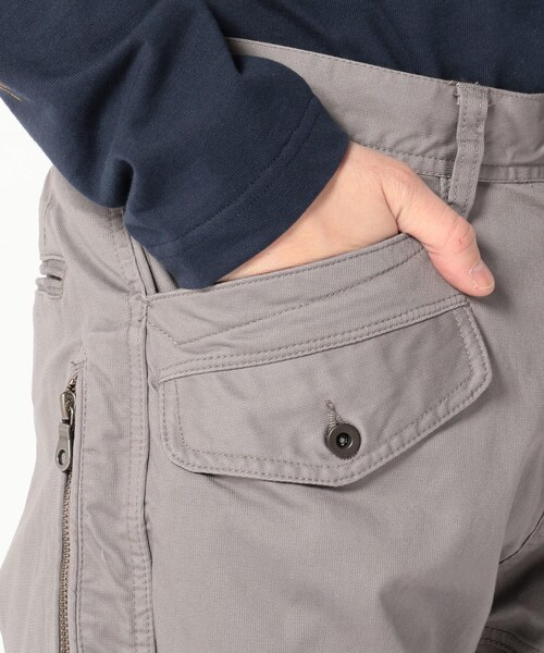 AVIREX(アヴィレックス)の「AVIREX/アヴィレックス/ストレッチ ドビー パンツ/STRETCH DOBBY PANT(パンツ・メンズ・WHITE/OLIVE/D/GREY/ORANGE/BEIGE/BLACK/RENGA/MOCCA/WHT/CAMO II/CAMO/BRN/CAMO・WHITE/S (再入荷メール受付中)/WHITE/M (販売中)/WHITE/L (残りわずか)/WHITE/XL (再入荷メール受付中)/WHITE/XXL (残り1点)/BLACK/S (残り1点)/BLACK/M (残りわずか)/BLACK/L (残り1点)/BLACK/XL (残り1点)/BLACK/XXL (残り1点)/D/GREY/S (販売中)/D/GREY/M (再入荷メール受付中)/D/GREY/L (再入荷メール受付中)/D/GREY/XL (再入荷メール受付中)/D/GREY/XXL (販売中)/ORANGE/S (残りわずか)/ORANGE/M (販売中)/ORANGE/L (販売中)/ORANGE/XL (残りわずか)/ORANGE/XXL (残り1点)/RENGA/S (残り1点)/RENGA/M (残りわずか)/RENGA/L (残り1点)/RENGA/XL (再入荷メール受付中)/RENGA/XXL (残り1点)/BEIGE/S (残りわずか)/BEIGE/M (残り1点)/BEIGE/L (再入荷メール受付中)/BEIGE/XL (残りわずか)/BEIGE/XXL (残りわずか)/MOCCA/S (残り1点)/MOCCA/M (再入荷メール受付中)/MOCCA/L (再入荷メール受付中)/MOCCA/XL (再入荷メール受付中)/MOCCA/XXL (再入荷メール受付中)/OLIVE/S (残りわずか)/OLIVE/M (残り1点)/OLIVE/L (再入荷メール受付中)/OLIVE/XL (残りわずか)/OLIVE/XXL (残りわずか)/CAMO/S (残り1点)/WHT/CAMO II/S (残り1点)/WHT/CAMO II/M (再入荷メール受付中)/WHT/CAMO II/L (再入荷メール受付中)/WHT/CAMO II/XL (再入荷メール受付中)/WHT/CAMO II/XXL (再入荷メール受付中)/BRN/CAMO/S (残りわずか)/BRN/CAMO/M (販売中)/BRN/CAMO/L (販売中)/BRN/CAMO/XL (残りわずか)/BRN/CAMO/XXL (残りわずか))」の5枚目の写真