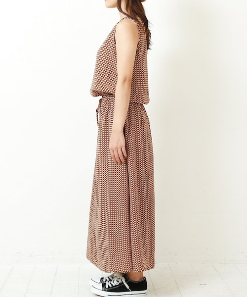 RAY CASSIN（レイカズン）の「幾何学ノースリワンピース（ワンピース/ドレス・レディース・ネイビー/グリーン/キャメル・FREE）」の6枚目の写真