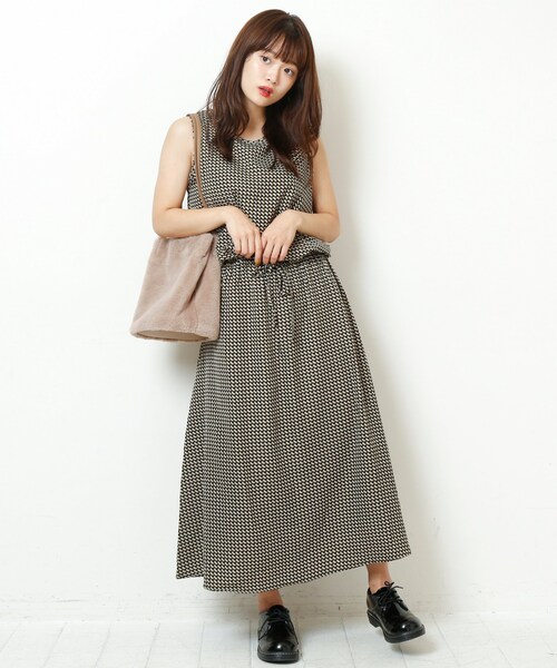 RAY CASSIN（レイカズン）の「幾何学ノースリワンピース（ワンピース/ドレス・レディース・ネイビー/グリーン/キャメル・FREE）」の2枚目の写真