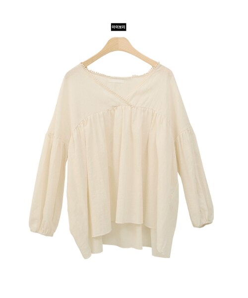 Dailyabout（デイリーアバウト）の「Vネックギャザーブラウス（シャツ/ブラウス・レディース・ブラウン/ホワイト・FREE）」の2枚目の写真