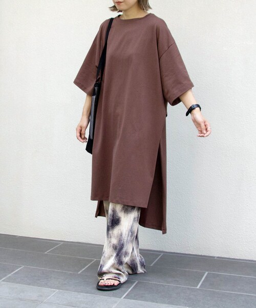 Sheson(シーズン)の「Sheson(シーズン) ディープサイドスリット カットワンピース(ワンピース・レディース・ブラック/カーキ/キャメル/ホワイト/ベリーペリ/グレーベージュ/ブラウン/モカ/テラコッタオレンジ/ダークグリーン/ミルクティベージュ・FREE)」の17枚目の写真