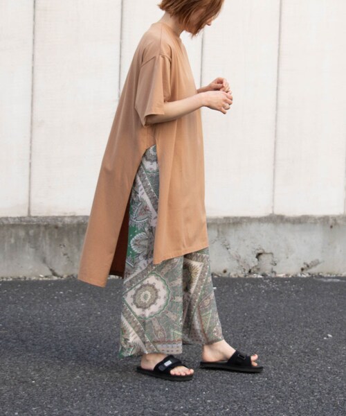 Sheson(シーズン)の「Sheson(シーズン) ディープサイドスリット カットワンピース(ワンピース・レディース・ブラック/カーキ/キャメル/ホワイト/ベリーペリ/グレーベージュ/ブラウン/モカ/テラコッタオレンジ/ダークグリーン/ミルクティベージュ・FREE)」の18枚目の写真