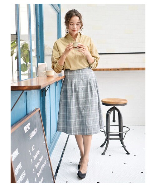earth music&ecology(アースミュージックアンドエコロジー)の「・前ボタン付きチェックスカート(スカート・グレー/ブラウン・F)」の2枚目の写真