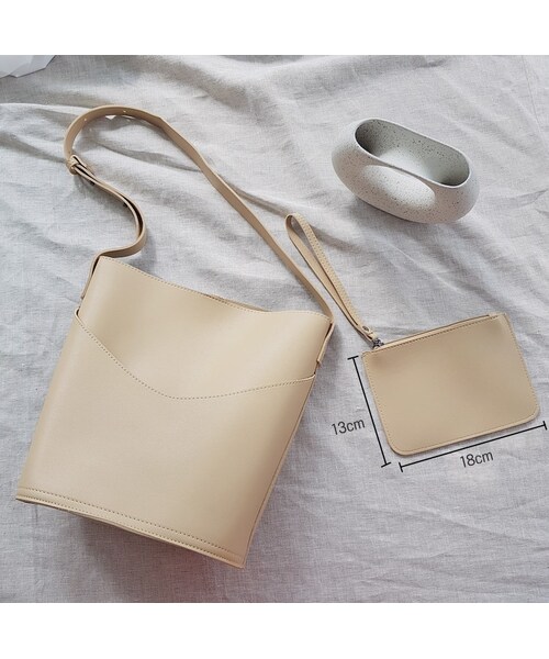 Dailyabout（デイリーアバウト）の「フェイクレザーポーチショルダーバッグ（ショルダーバッグ・レディース・ブラック/ベージュ・FREE）」の2枚目の写真