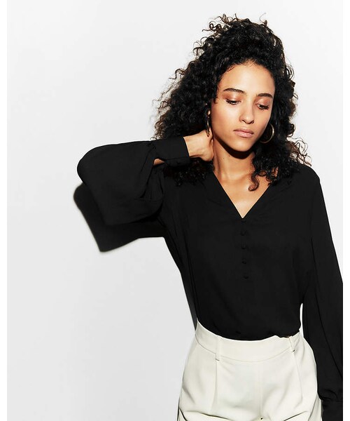 EXPRESS（エクスプレス）の「Express Button Front Blouson Sleeve Chelsea Shirt（トップス・レディース・SOFT IVORY 3/VINTAGE PINK 857/PITCH BLACK 58/CALYPSO GREEN 655/ROYAL BLUE 766・XL/XS/XXS/S/L/M）」の6枚目の写真