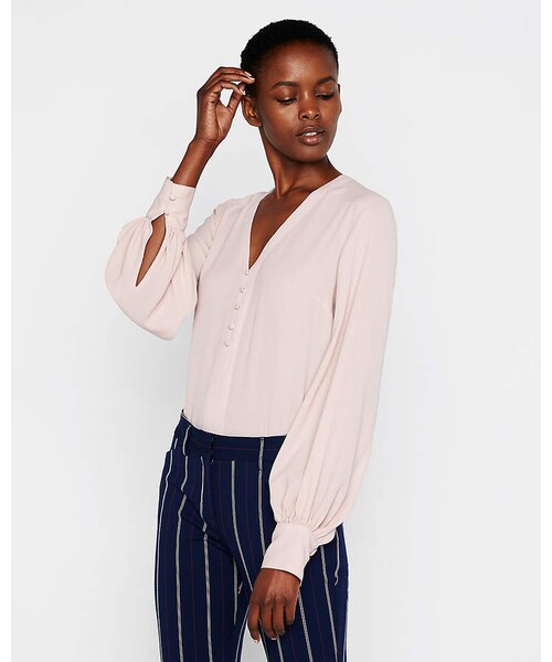 EXPRESS（エクスプレス）の「Express Button Front Blouson Sleeve Chelsea Shirt（トップス・レディース・SOFT IVORY 3/VINTAGE PINK 857/PITCH BLACK 58/CALYPSO GREEN 655/ROYAL BLUE 766・XL/XS/XXS/S/L/M）」の5枚目の写真