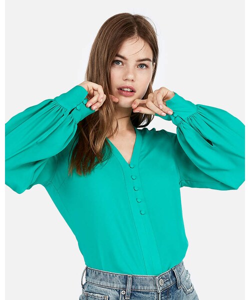 EXPRESS（エクスプレス）の「Express Button Front Blouson Sleeve Chelsea Shirt（トップス・レディース・SOFT IVORY 3/VINTAGE PINK 857/PITCH BLACK 58/CALYPSO GREEN 655/ROYAL BLUE 766・XL/XS/XXS/S/L/M）」の3枚目の写真