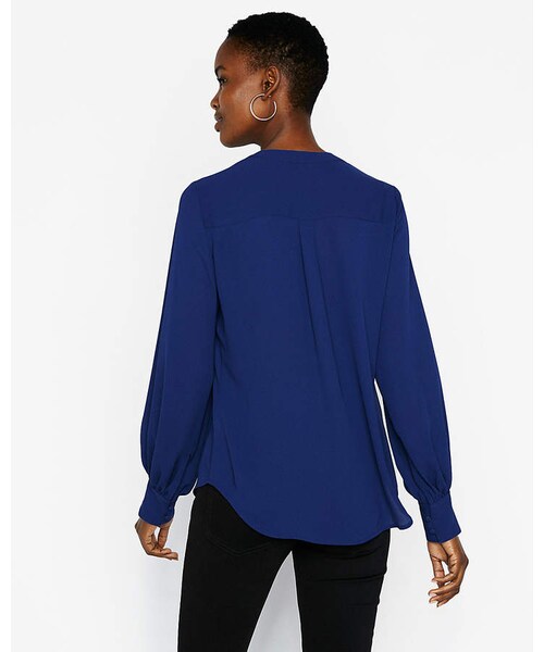 EXPRESS（エクスプレス）の「Express Button Front Blouson Sleeve Chelsea Shirt（トップス・レディース・SOFT IVORY 3/VINTAGE PINK 857/PITCH BLACK 58/CALYPSO GREEN 655/ROYAL BLUE 766・XL/XS/XXS/S/L/M）」の8枚目の写真