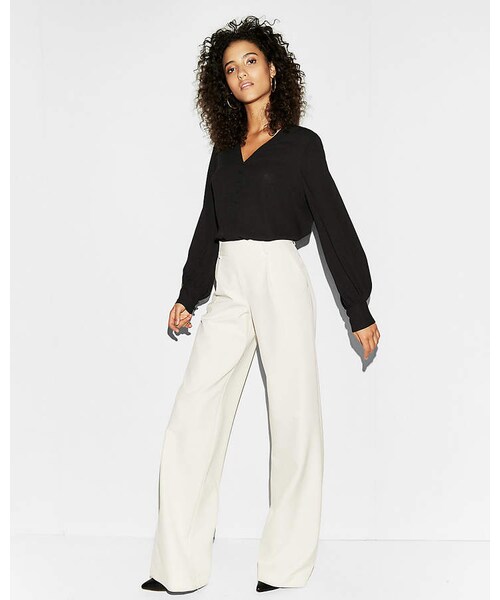 EXPRESS（エクスプレス）の「Express Button Front Blouson Sleeve Chelsea Shirt（トップス・レディース・SOFT IVORY 3/VINTAGE PINK 857/PITCH BLACK 58/CALYPSO GREEN 655/ROYAL BLUE 766・XL/XS/XXS/S/L/M）」の2枚目の写真