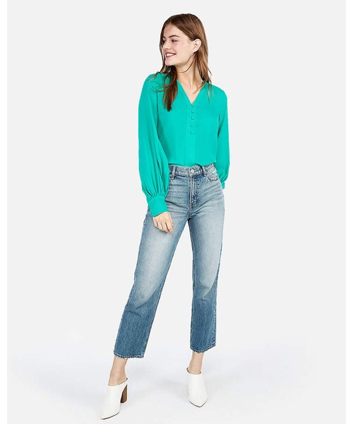 EXPRESS（エクスプレス）の「Express Button Front Blouson Sleeve Chelsea Shirt（トップス・レディース・SOFT IVORY 3/VINTAGE PINK 857/PITCH BLACK 58/CALYPSO GREEN 655/ROYAL BLUE 766・XL/XS/XXS/S/L/M）」の9枚目の写真