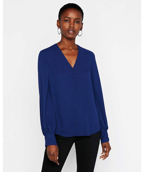 EXPRESS（エクスプレス）の「Express Button Front Blouson Sleeve Chelsea Shirt（トップス・レディース・SOFT IVORY 3/VINTAGE PINK 857/PITCH BLACK 58/CALYPSO GREEN 655/ROYAL BLUE 766・XL/XS/XXS/S/L/M）」の4枚目の写真