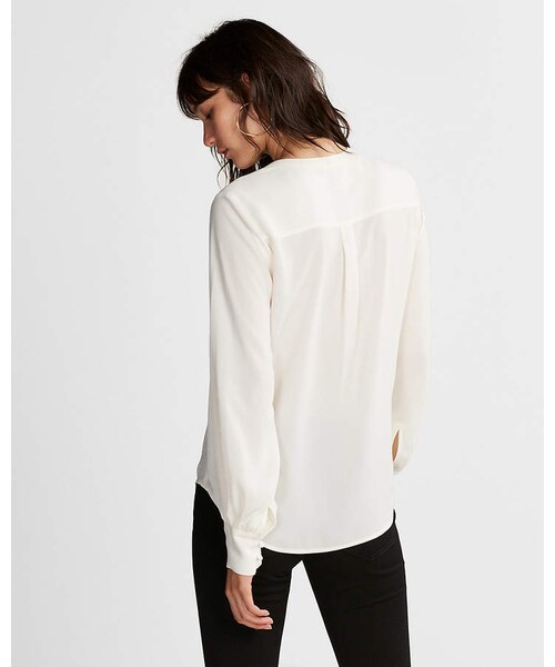 EXPRESS（エクスプレス）の「Express Button Front Blouson Sleeve Chelsea Shirt（トップス・レディース・SOFT IVORY 3/VINTAGE PINK 857/PITCH BLACK 58/CALYPSO GREEN 655/ROYAL BLUE 766・XL/XS/XXS/S/L/M）」の11枚目の写真