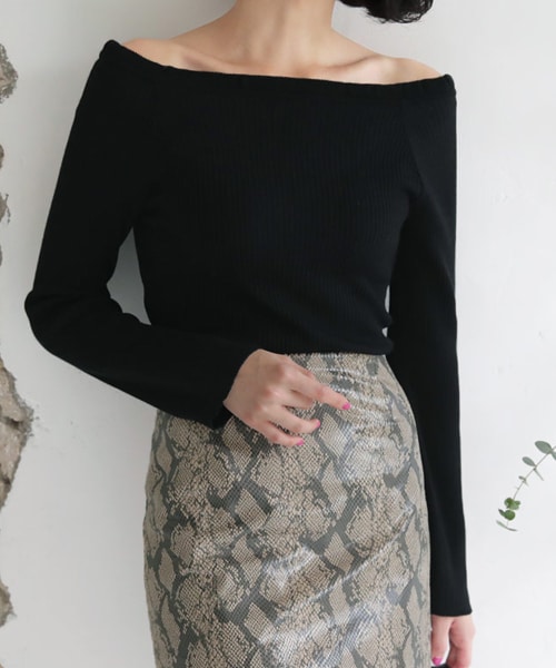 DHOLIC(ディーホリック)の「スリムオフショルダー二ット(ニット/セーター・レディース・ブラック/レッド/ホワイト/ピンク・FREE)」の1枚目の写真