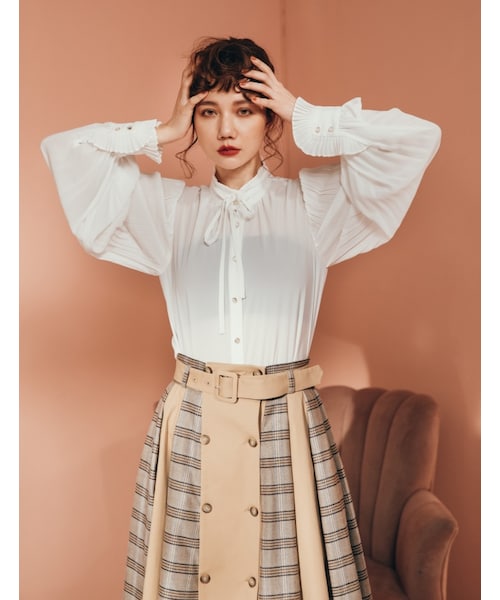 Marjorie（マージョリー）の「依舊浪漫，荷葉立領綁帶宮廷袖打褶襯衫（トップス・レディース・黑/白・F）」の2枚目の写真