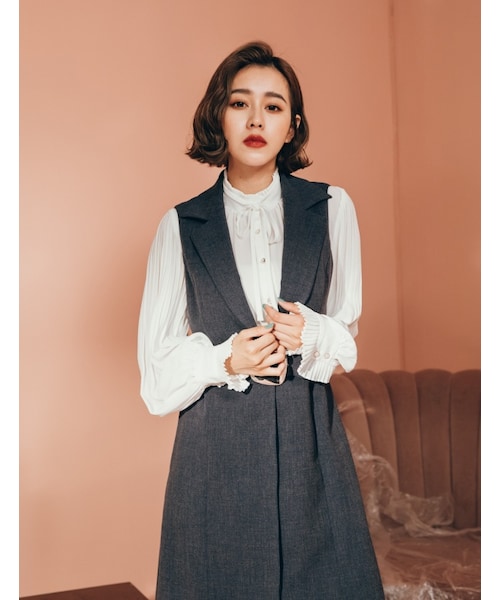 Marjorie（マージョリー）の「依舊浪漫，荷葉立領綁帶宮廷袖打褶襯衫（トップス・レディース・黑/白・F）」の7枚目の写真