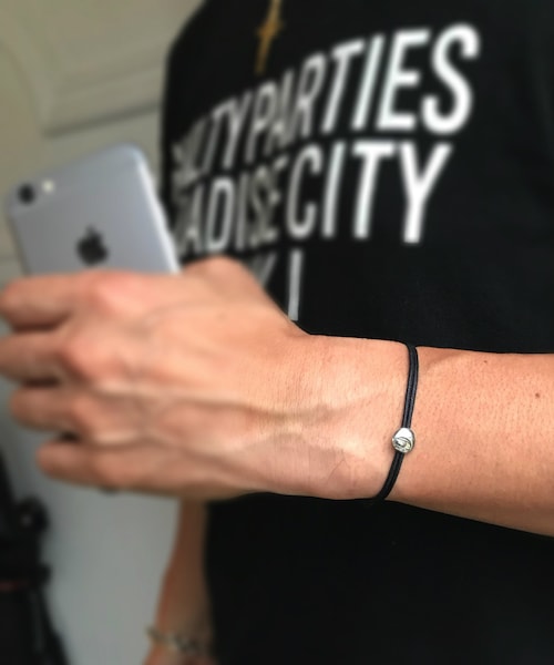 28 vingt-huit（ヴァン ユィット）の「ヴァン ユィット 776 ナンバー ワックスコード 紐ブレスレット（ブレスレット・メンズ・シルバー・Free）」の4枚目の写真