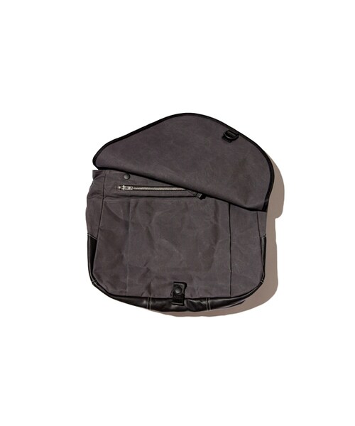 BLANKOF（BLANKOF）の「PWC M2 16L MAIL BAG（メッセンジャーバッグ・メンズ・アッシュグレー・ONE SIZE）」の2枚目の写真